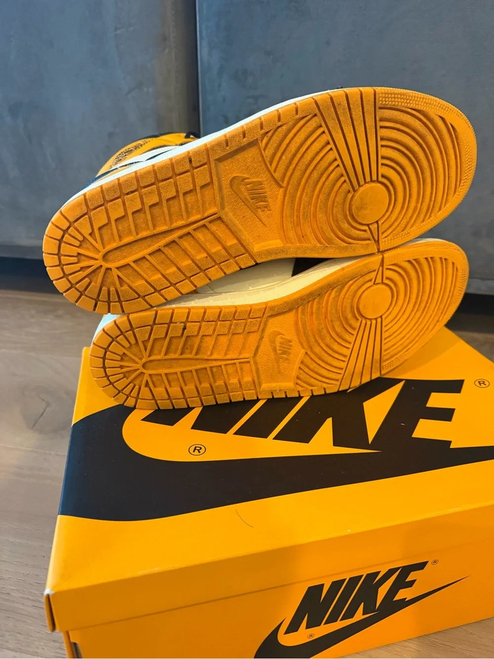 Air Jordan 1 retro high top OG taxi size 12.5 555088-711 yellow toe